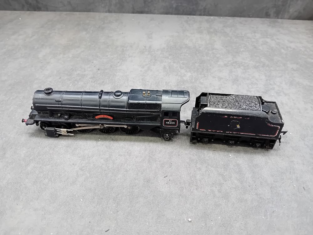Lot 229: Tri-ang R50 OO Gauge 'Princess Victoria' 46205 Steam Locomotive and Tender