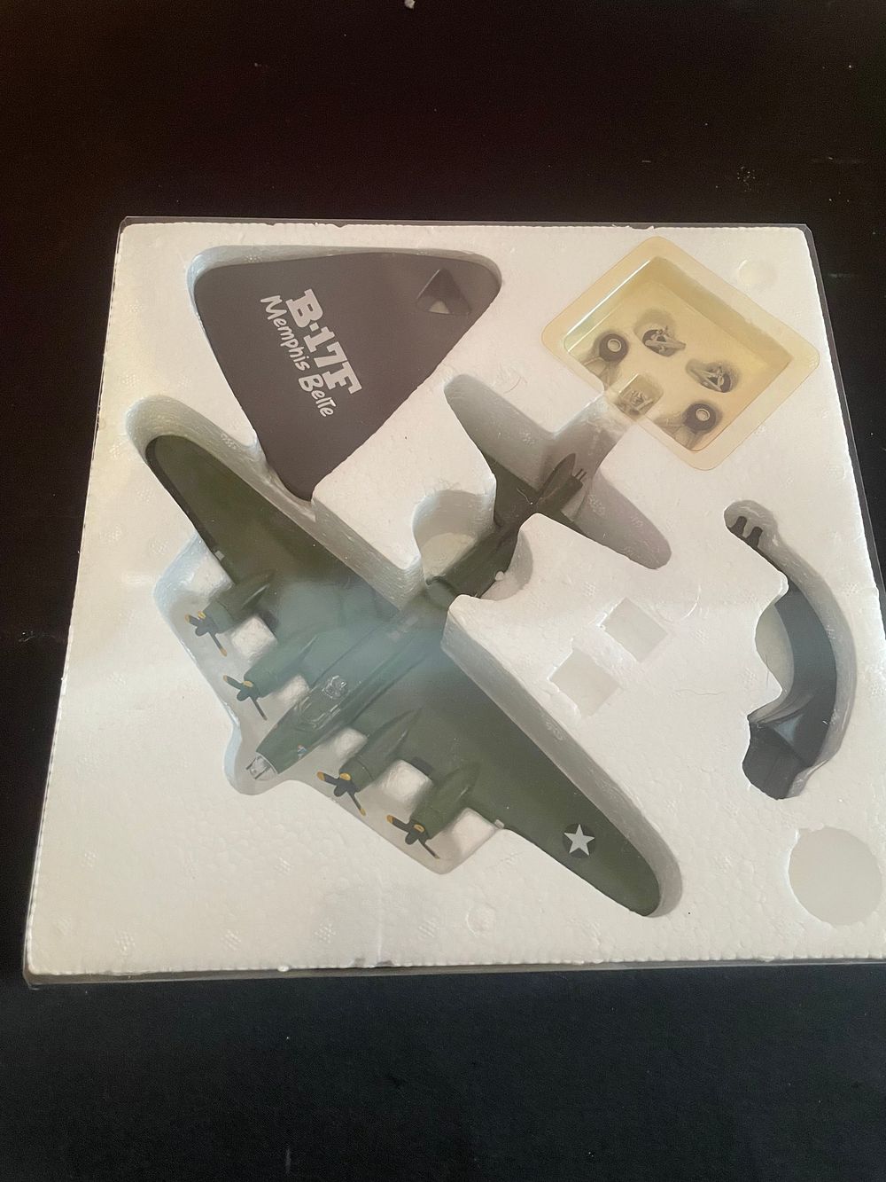 Lot 416: NUOTIE 1:144 B-17F Flying Fortress 'Memphis Belle' Die-Cast Metal Model