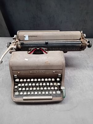 Vintage Royal Magic Margin Manual Typewriter. A vintage manual typewriter manufactured by Royal. 