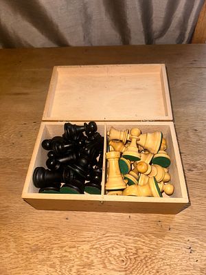 LARDY International Staunton Pattern Wooden Chess Set. A complete set of 32 wooden chess pieces 