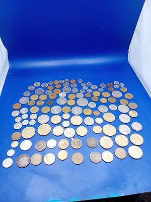 A Collection of 136 Circulated World Foreign Coins. A large collection of 136 assorted foreign 