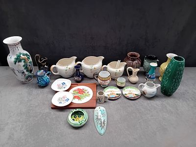A Collection of 23 Assorted Ceramic and Porcelain Items, Mid-Century to Export Styles. The lot 