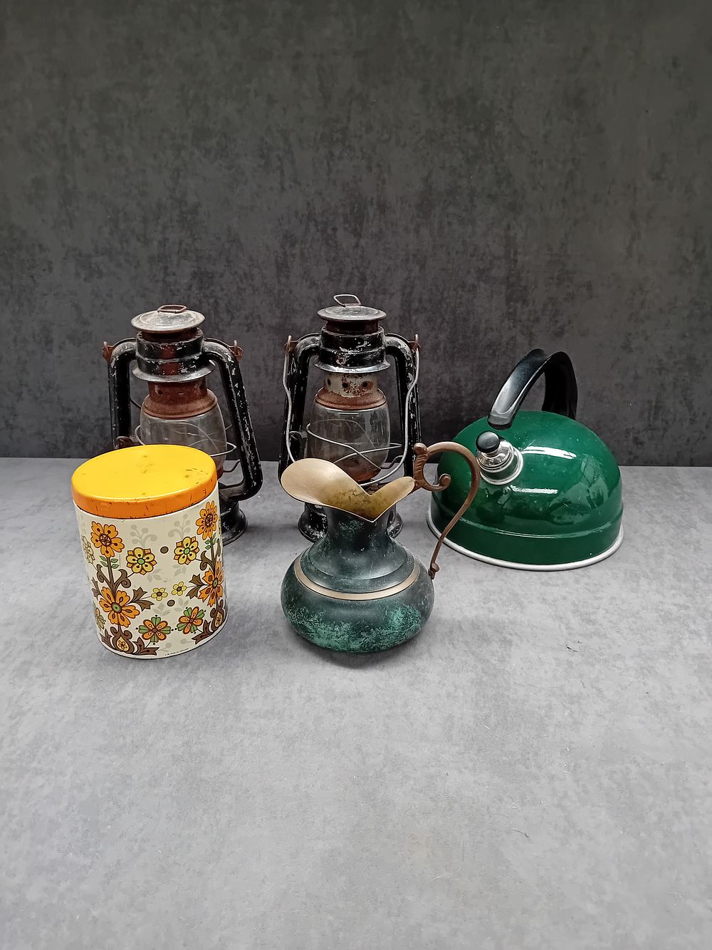 Lot 637: Mixed lot of metal items including 2 oil...