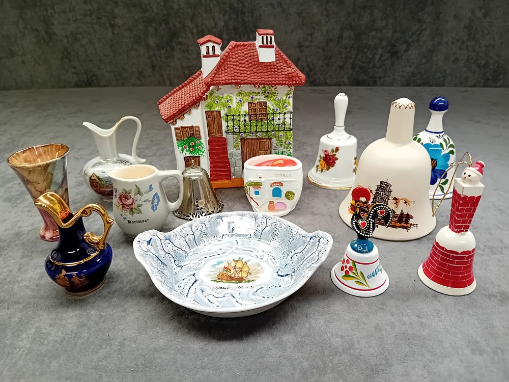 Lot 890: Mixed lot of porcelain items as pictured