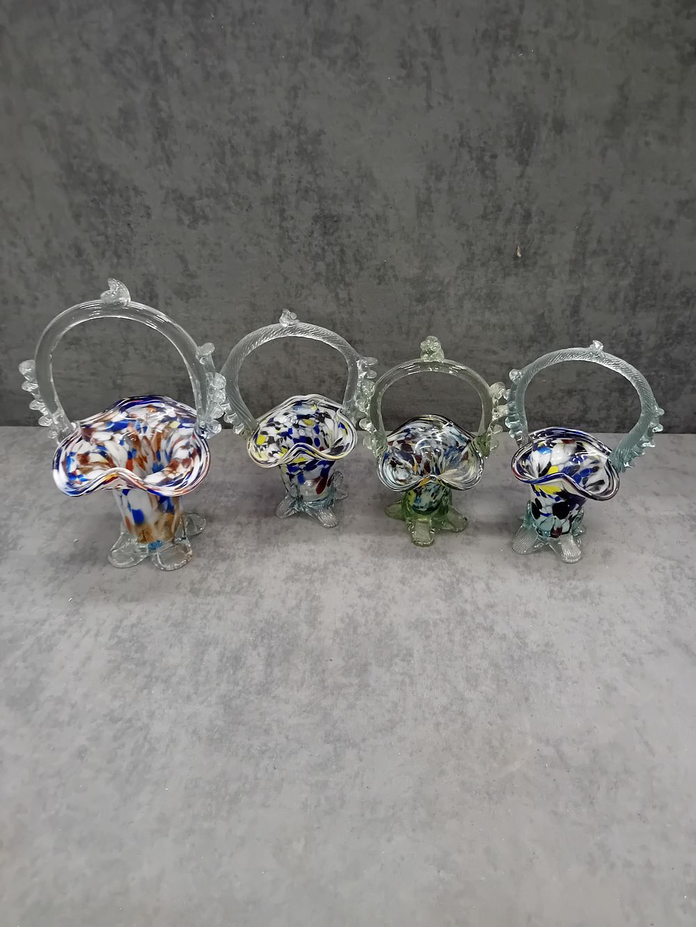 Lot 223: Mixed lot of 4 End of day glass...