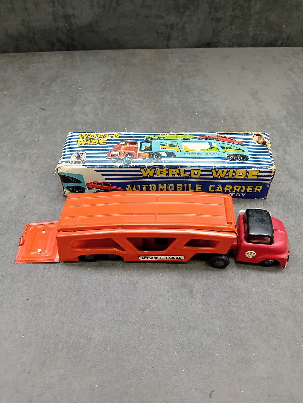 Lot 658: Y4935 SSS Tin Friction Automobile Carrier Truck and Trailer with Box, Made in Japan