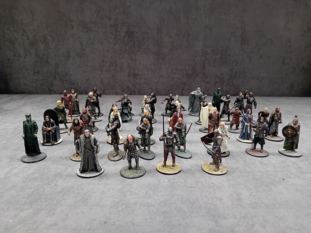 Lot 661: A Collection of 44 Lord of the Rings NLP / De Agostini Metal Miniatures