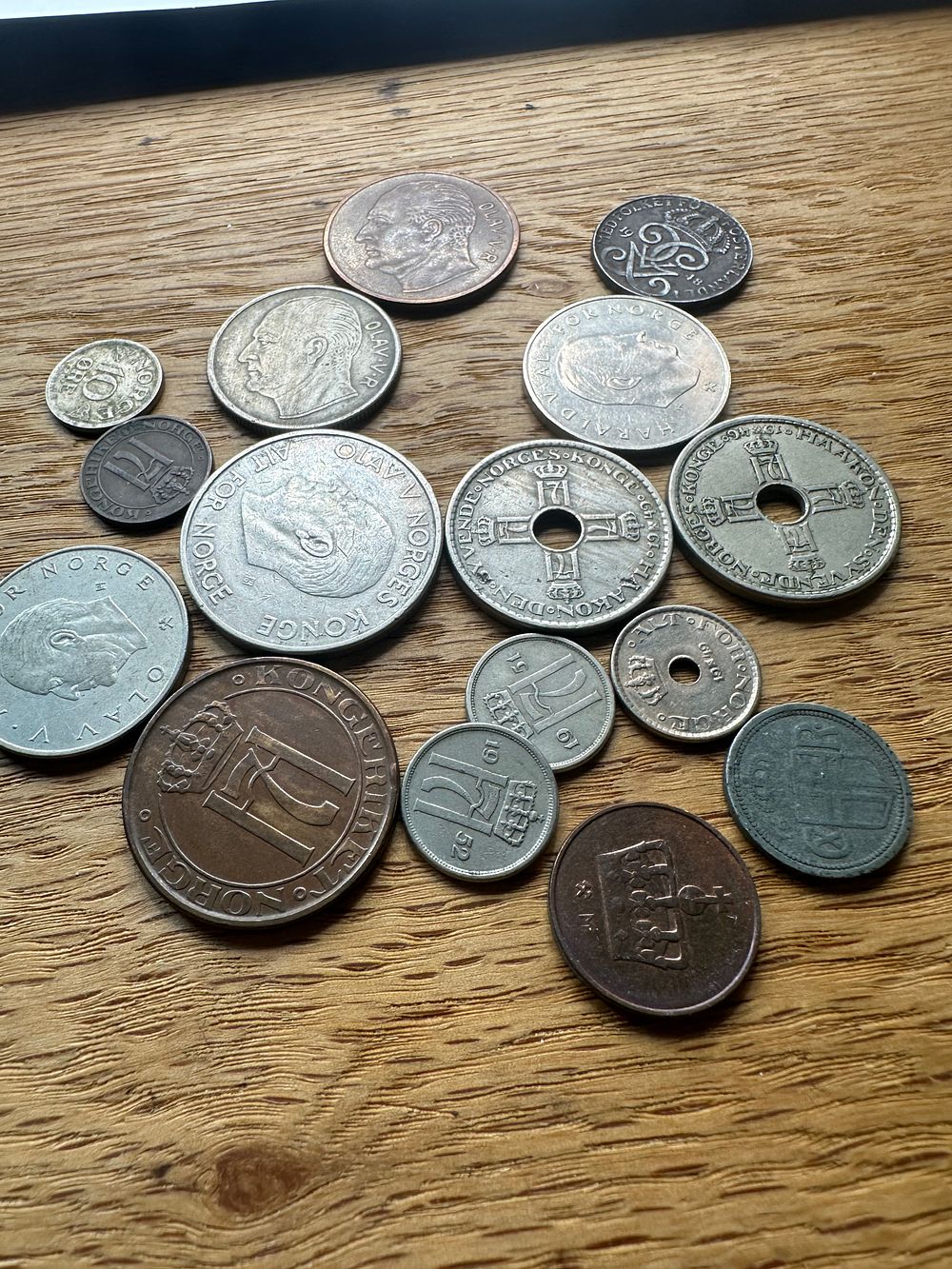 Lot 476: A Collection of Approximately 25 Assorted Norwegian Coins, Early 20th to Early 21st Century