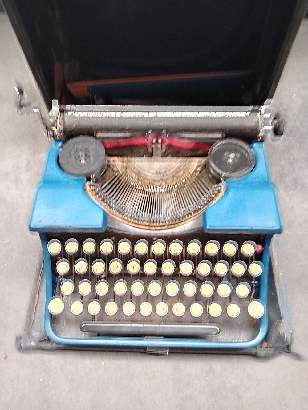 Lot 173: Vintage BLUE BIRD Portable Manual Typewriter