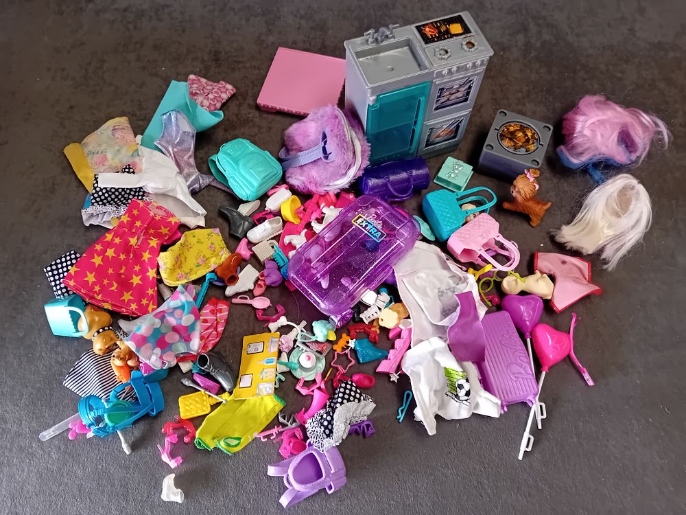 Lot 699: A COLLECTION OF BARBIE DOLL ACCESSORIES AND PLAY EQUIPMENT