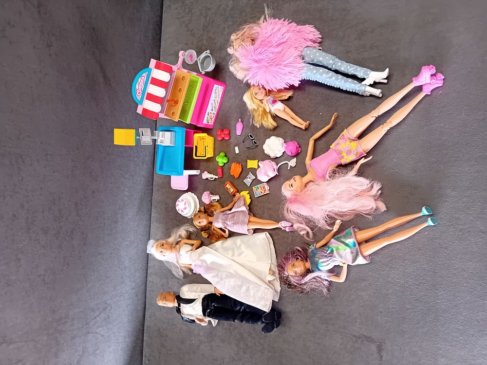 Lot 701: A COLLECTION OF BARBIE DOLLS AND CHELSEA GROCERY PLAYSET