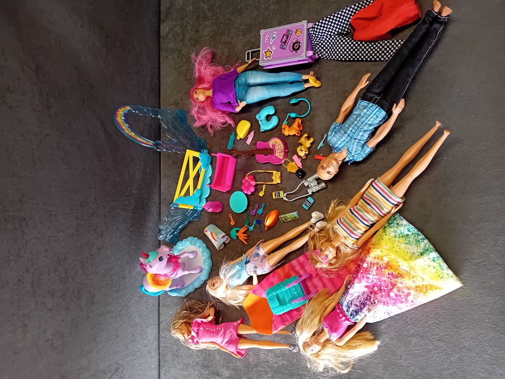 Lot 702: A COLLECTION OF BARBIE FASHION DOLLS AND PLAY ACCESSORIES