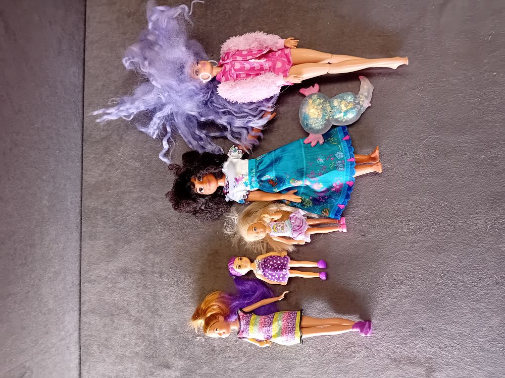 Lot 703: A COLLECTION OF BARBIE AND CHARACTER FASHION DOLLS