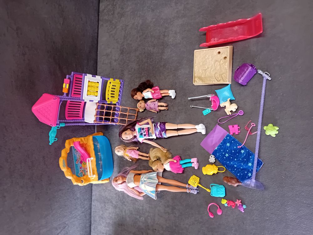 Lot 704: A COLLECTION OF BARBIE SKIPPER BABYSITTERS INC DOLLS AND PLAYSETS