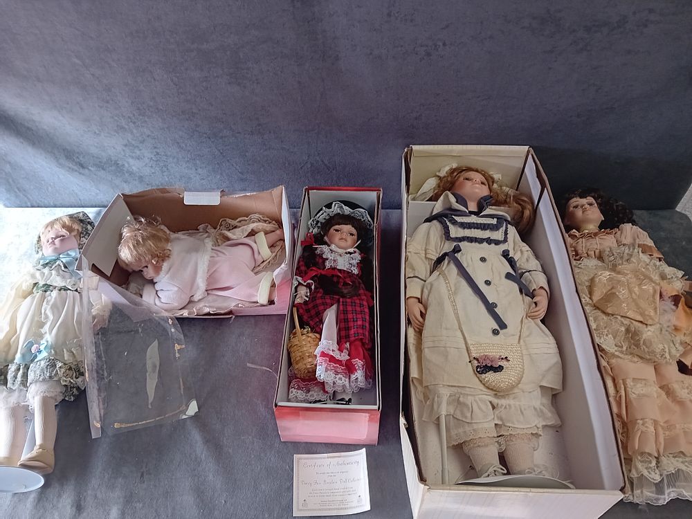 Lot 710: A COLLECTION OF PORCELAIN DOLLS INCLUDING VANITY FAIR