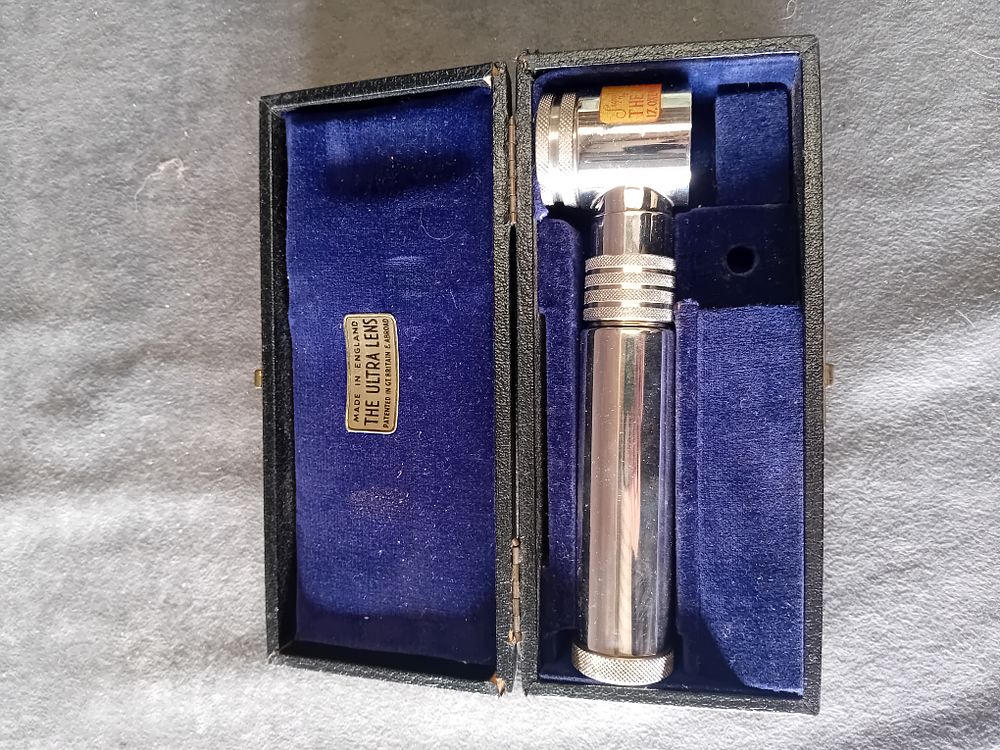 Lot 251: THE ULTRA LENS CASED ILLUMINATED MAGNIFYING DEVICE