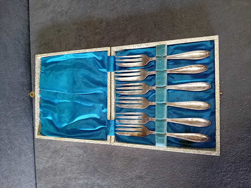 Lot 253: A COLLECTION OF ENGLISH EPNS A1 SILVER PLATED CAKE FORKS