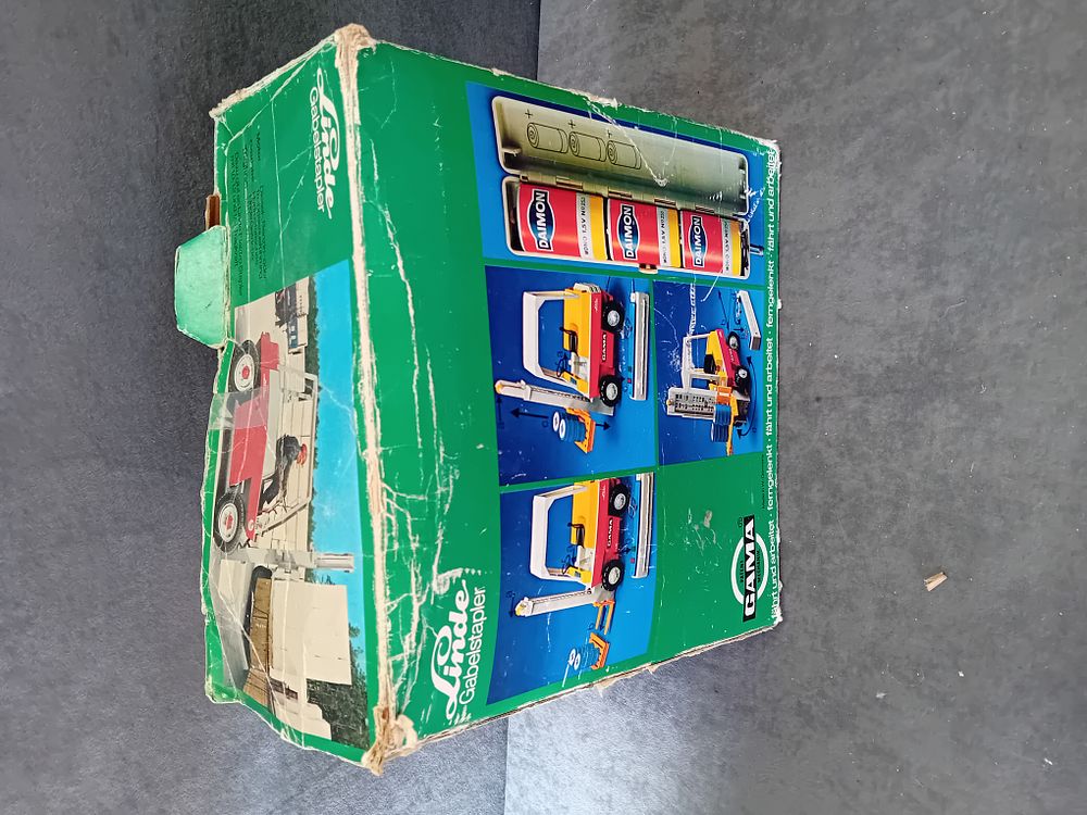 Lot 712: GAMA LINDE REMOTE CONTROLLED TOY FORKLIFT SET WITH BOX