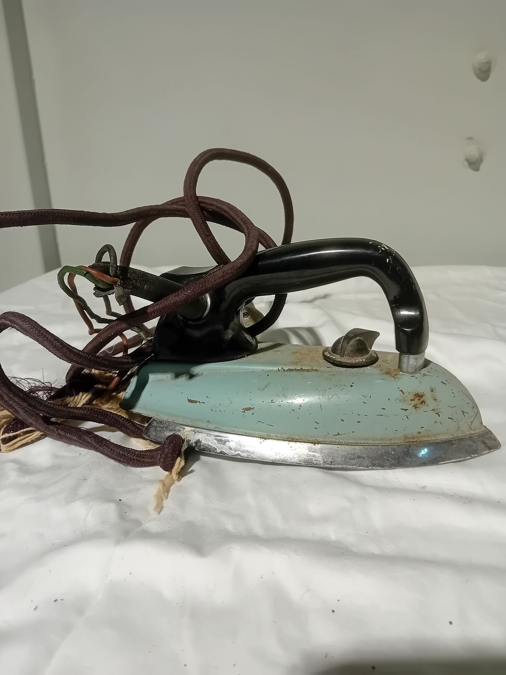 Lot 192: Morphy - Richards iron Model no.CA75630-750 Serial no....