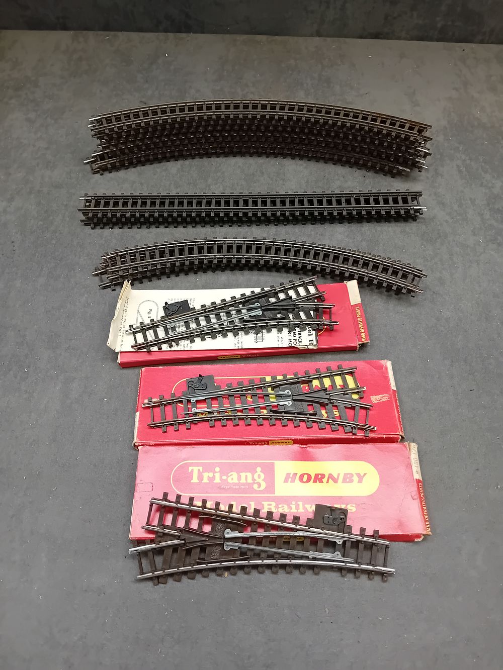 Lot 722: A Collection of 17 Tri-ang Hornby Super 4 Model Railway Track Sections and Points