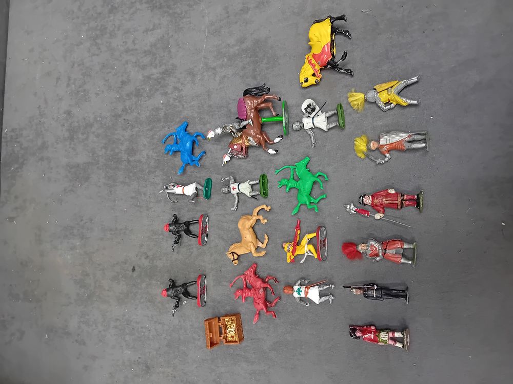 Lot 153: A Collection of 19 Vintage Plastic Toy Figures and Accessories Including Knights and Military Soldiers