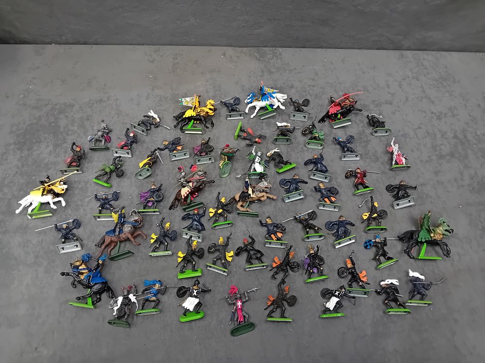 Lot 162: A Collection of Britains Deetail Medieval Knights and Foot Soldiers