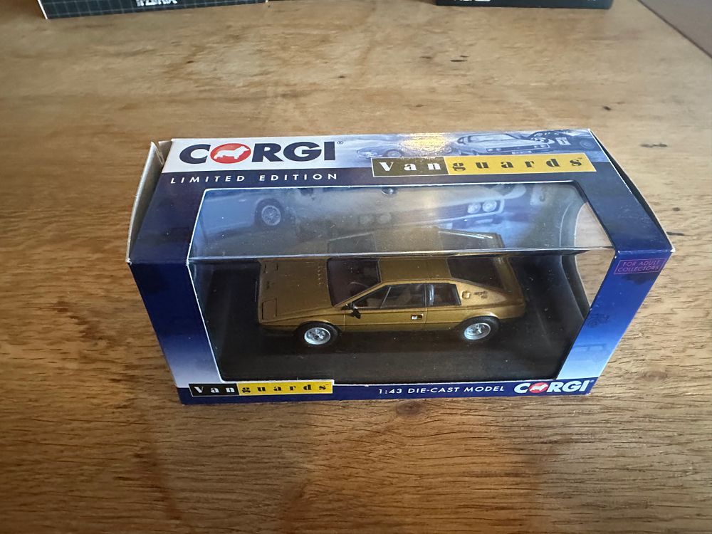 Lot 372: Corgi Vanguards 1:43 Scale Lotus Esprit S2 Limited Edition VA14202