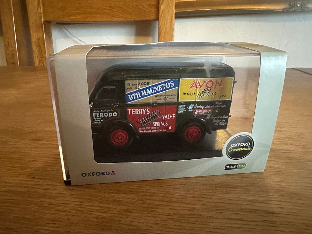 Lot 382: Oxford Diecast 1:43 Scale Austin K8 Van Eric Oliver Racing Livery