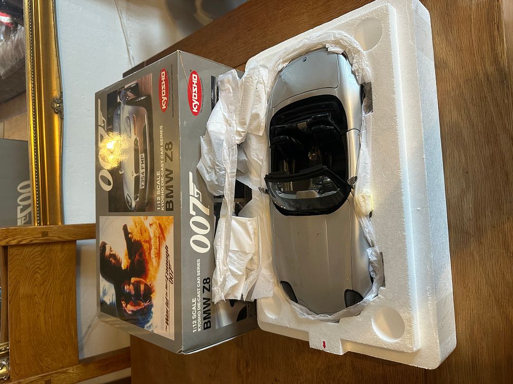 Lot 384: Kyosho 1:12 Scale Die-cast Model BMW Z8 James Bond 007 The World Is Not Enough Edition