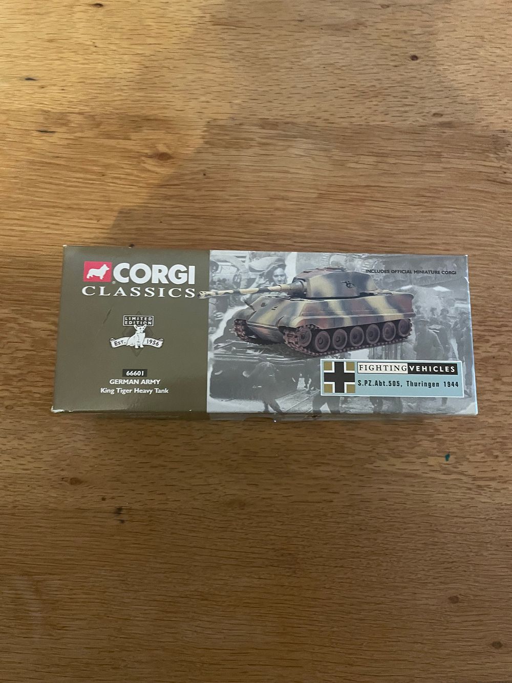 Lot 336: CORGI CLASSICS FIGHTING VECHICLES KING TIGER HEAVY TANK...