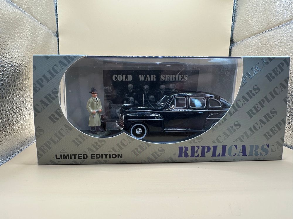 Lot 349: Ixo Replicars Ford Fordor CIA The Cold War Series 1:43 Diecast Limited Edition Model Set