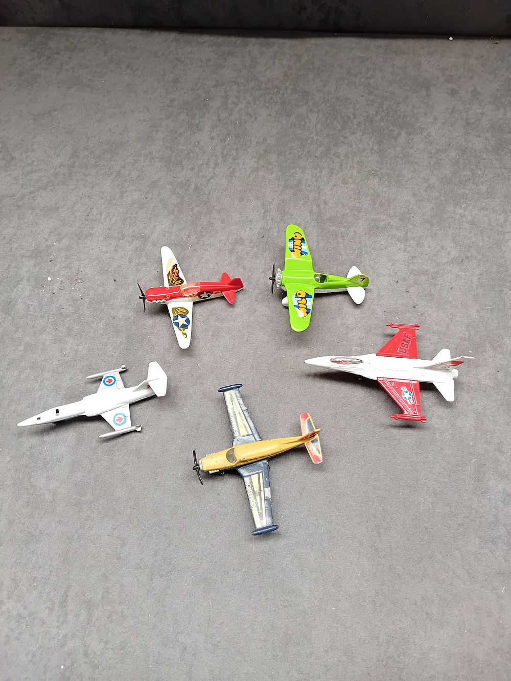 Lot 351: Lot of 5 Matchbox Diecast Planes as pictured