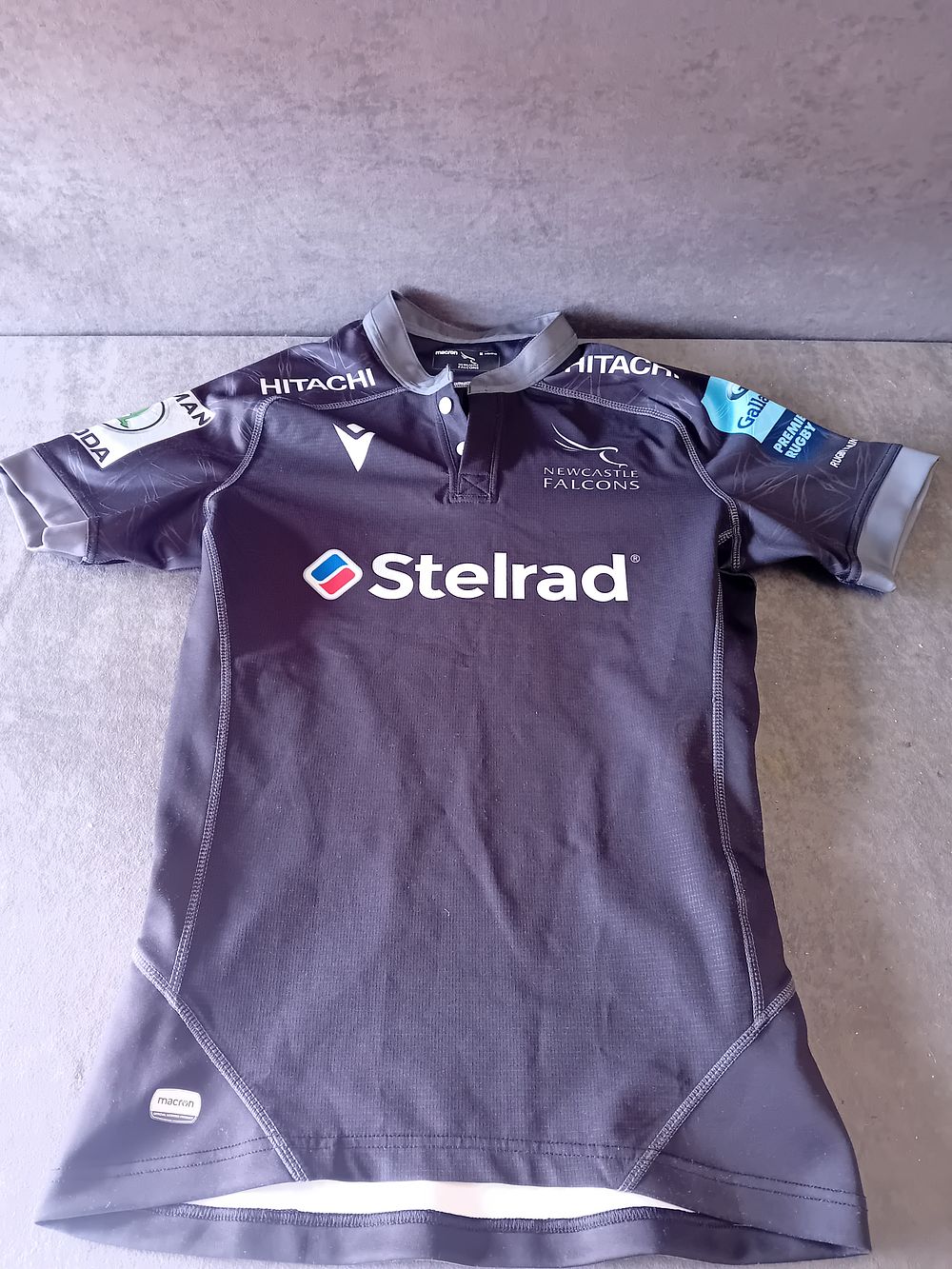 Lot 395: MACRON NEWCASTLE FALCONS RUGBY JERSEY SIZE M