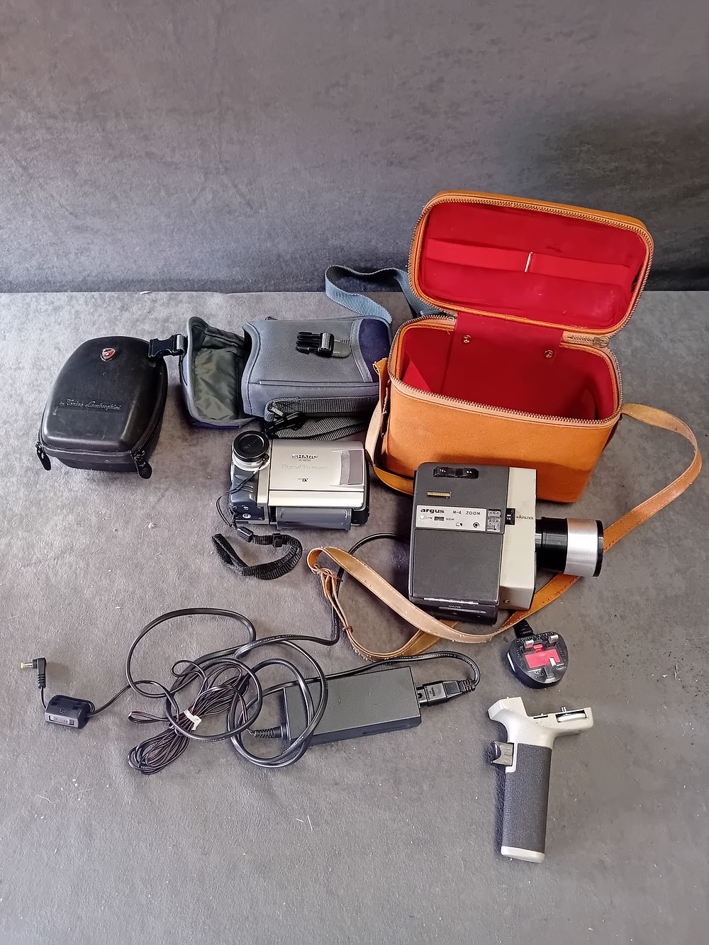Lot 531: A COLLECTION OF CAMERAS AND ACCESSORIES