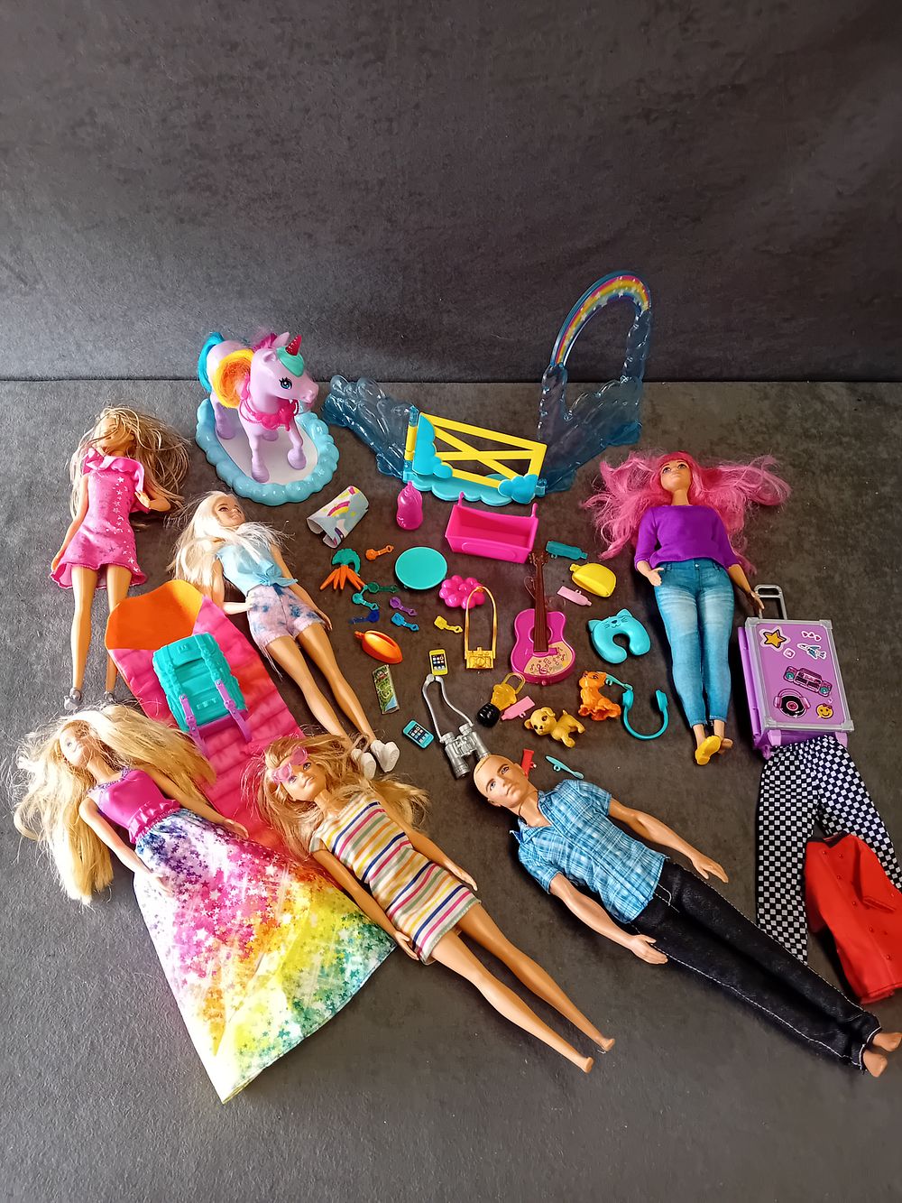 Lot 183: A COLLECTION OF BARBIE FASHION DOLLS AND PLAY ACCESSORIES