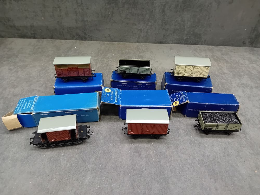 Lot 188: A Set of Seven Hornby-Dublo OO Gauge British Railways Rolling Stock Items