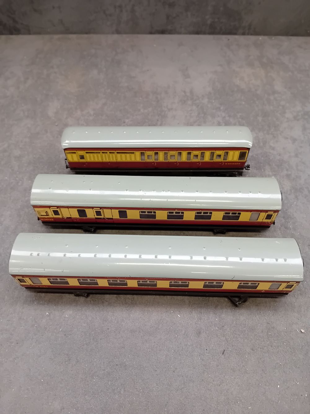 Lot 191: Three Hornby Dublo OO Gauge BR Mk1 Corridor Coaches
