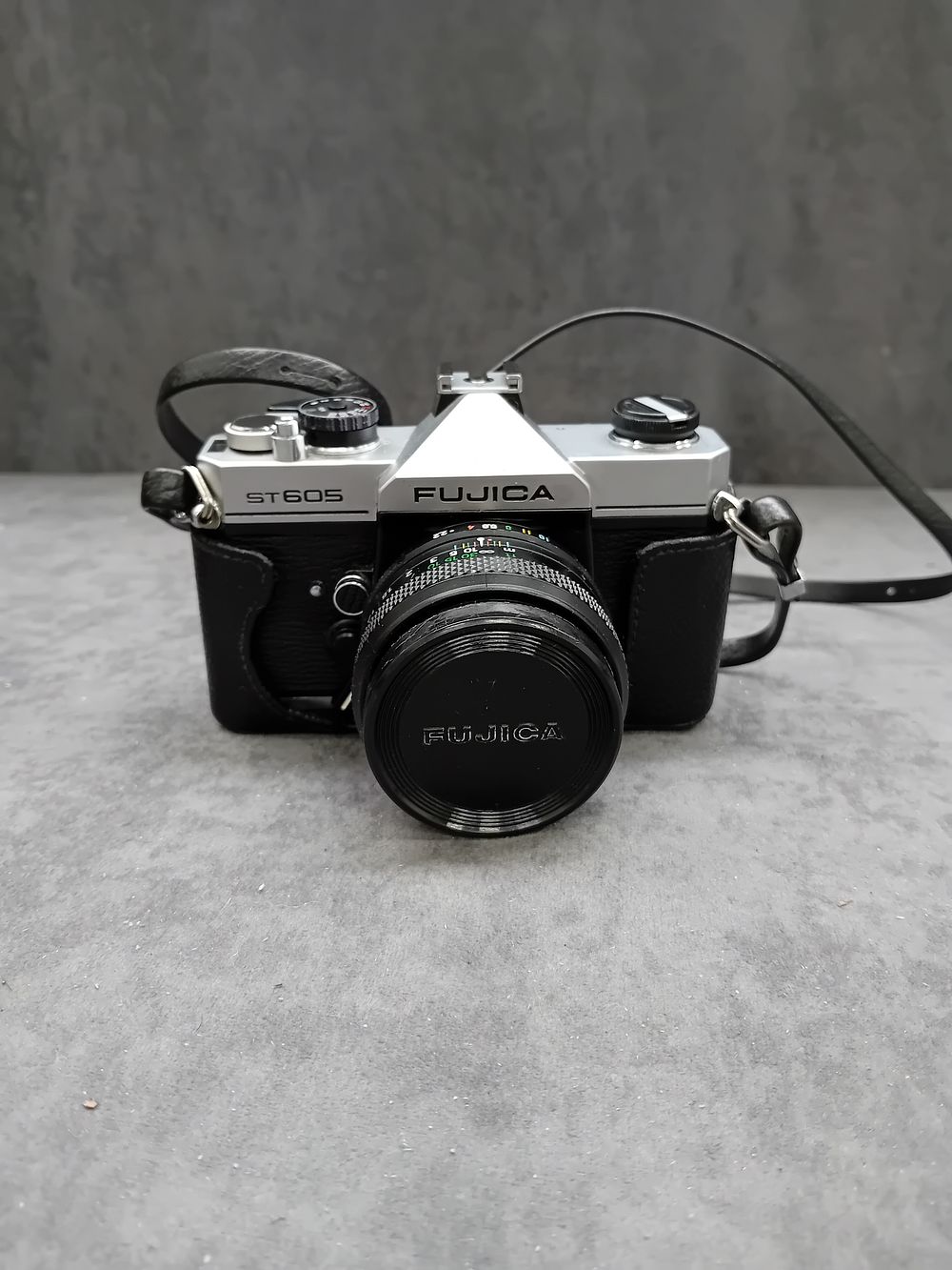 Lot 619: Fujica ST605 in case as pictured 