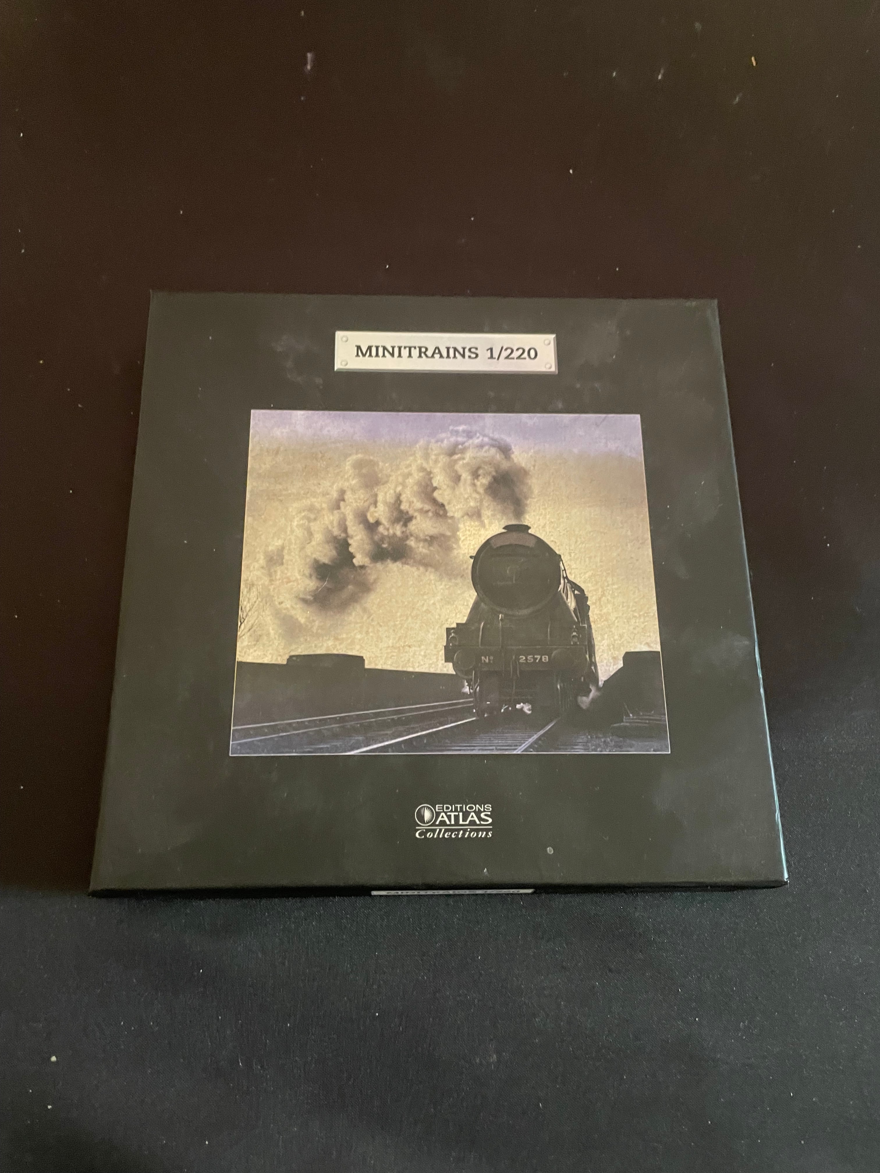 Atlas Editions Minitrains 1/220 Z Scale LNER Steam Locomotive and Coaches Set