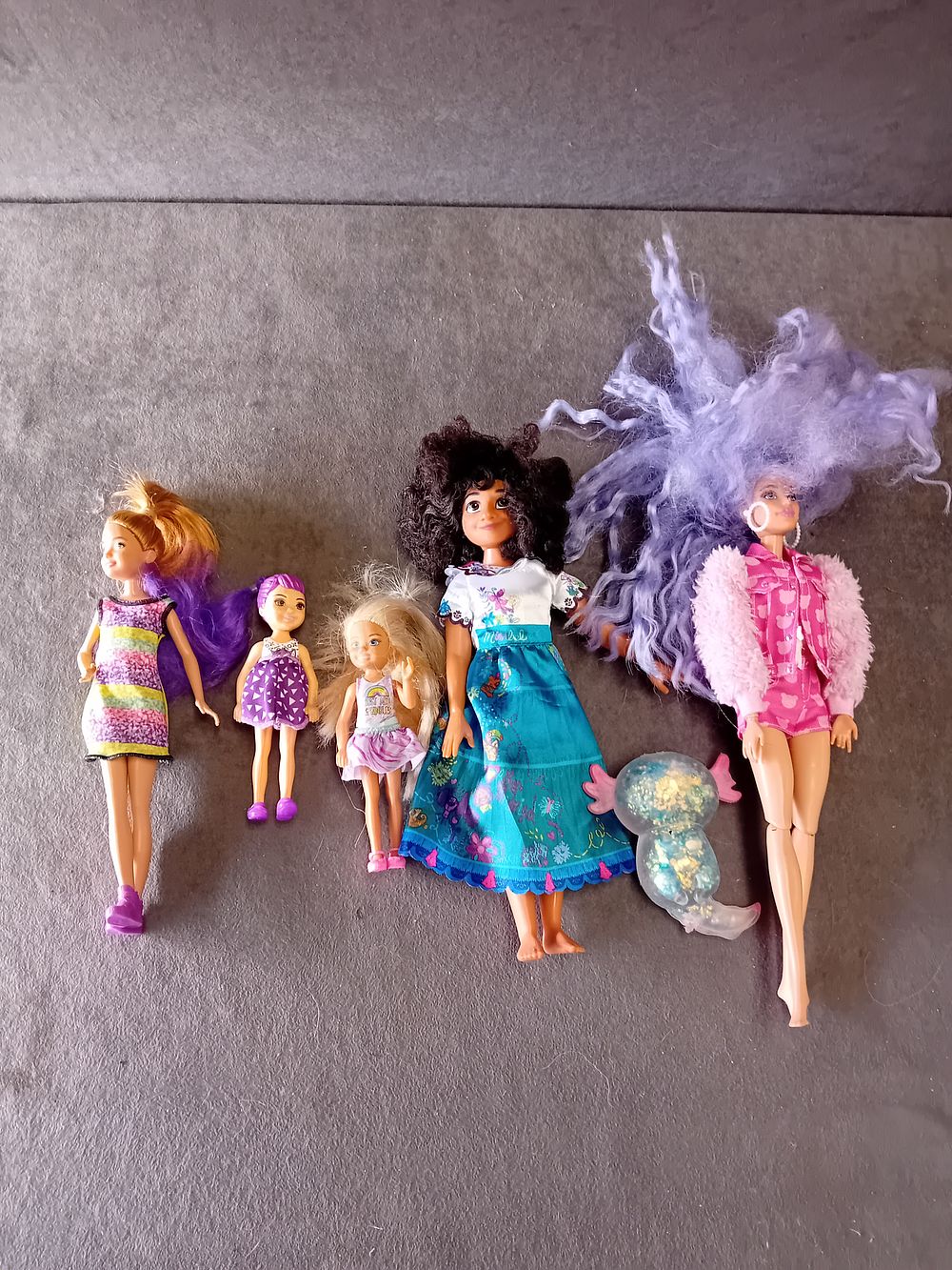 Lot 208: A COLLECTION OF BARBIE AND CHARACTER FASHION DOLLS