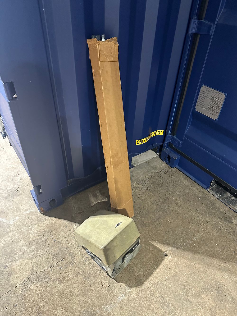 Lot 1051: Retro Aldis XT 330 Projector and Screen