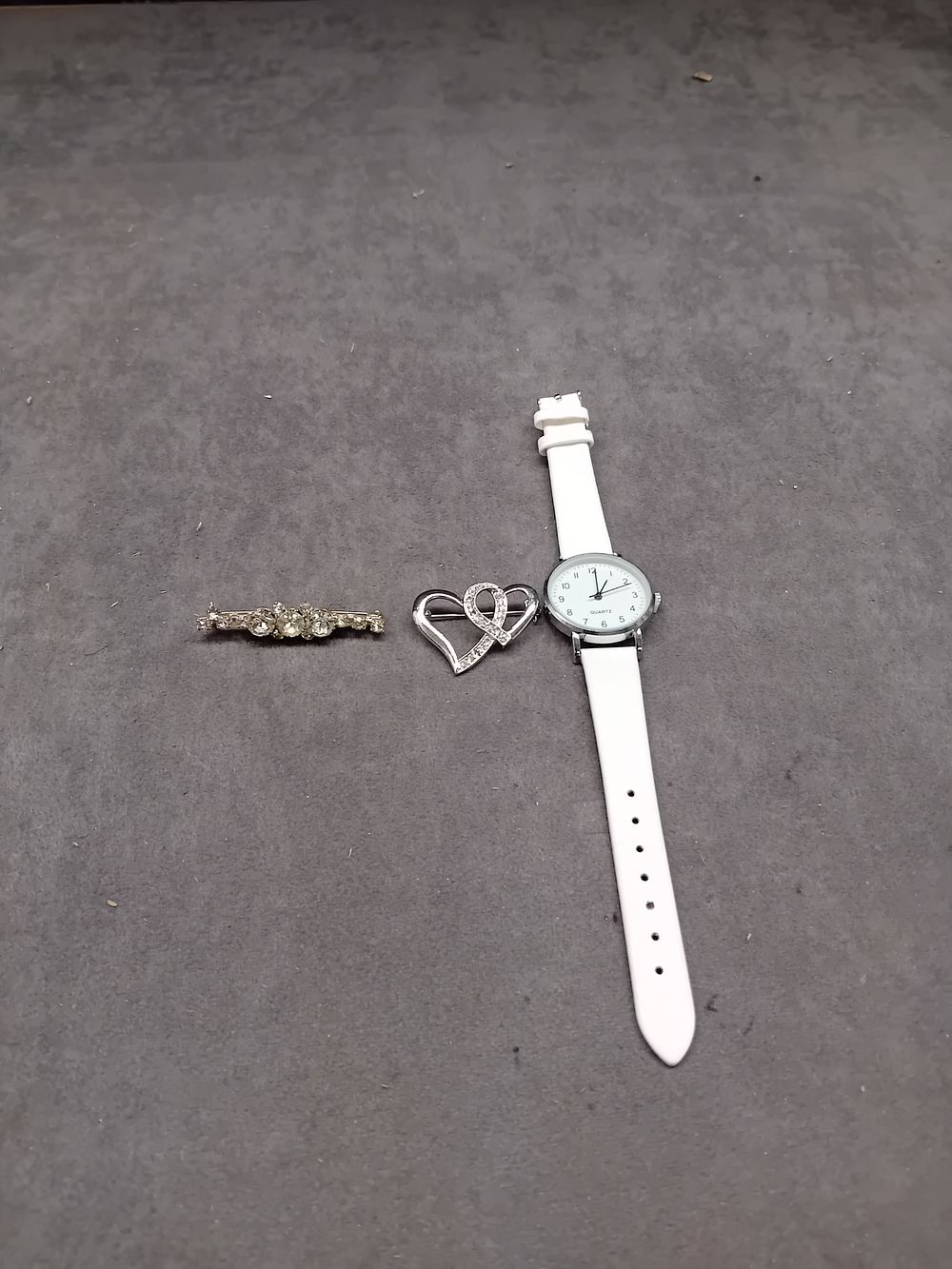 Lot 268: Mixed lot containing 1 Watch and 2 Broches...