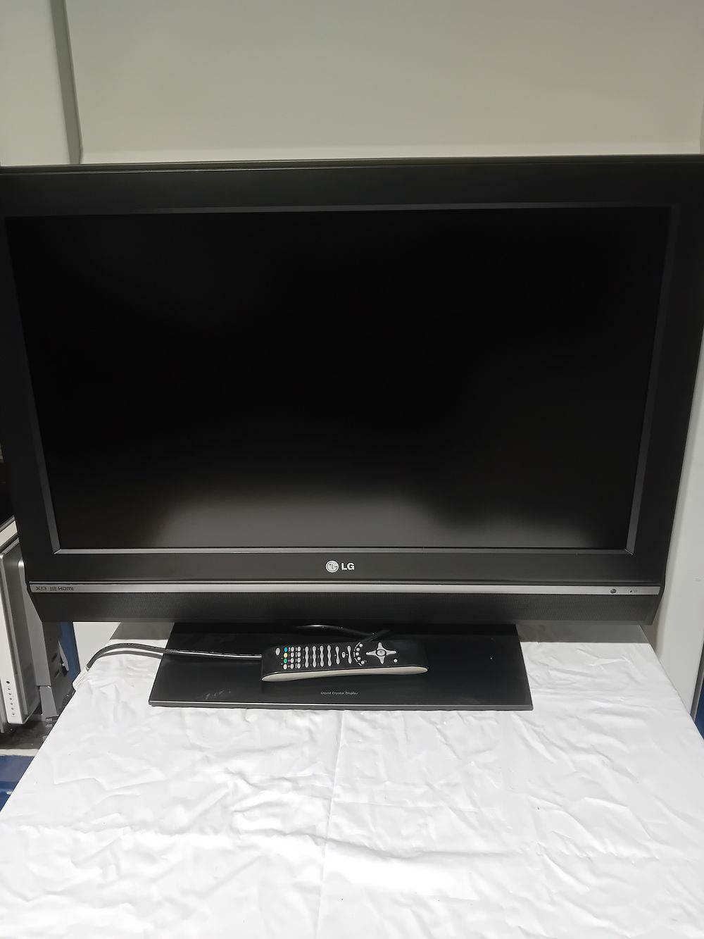 Lot 276: LG TV 32LE2R-ZJ 32 inch Liquid Crystal Display...