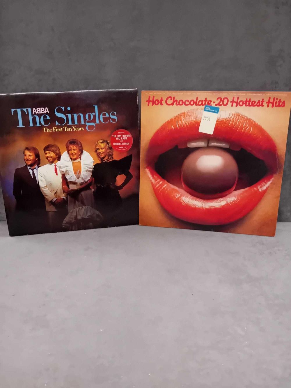 Lot 79: 2 x records Hot chocolate 20 hottest hits...