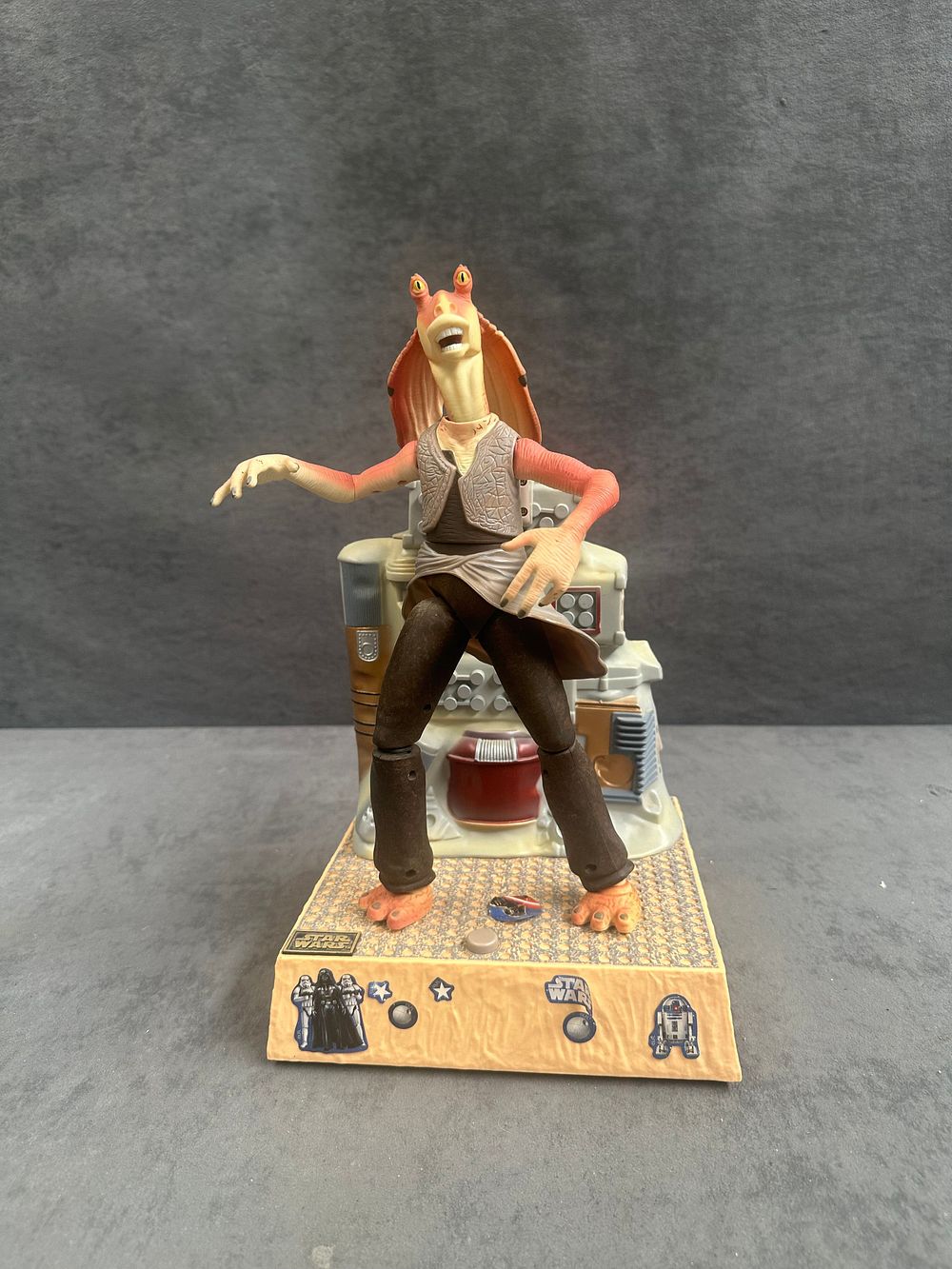 Lot 250: Star Wars Episode I The Phantom Menace Electronic Dancing Jar Jar Binks by Thinkway Toys