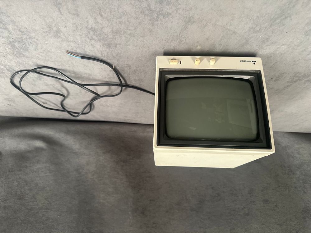 Lot 471: Vintage Mitsubishi Model M-0922 CRT Video Monitor