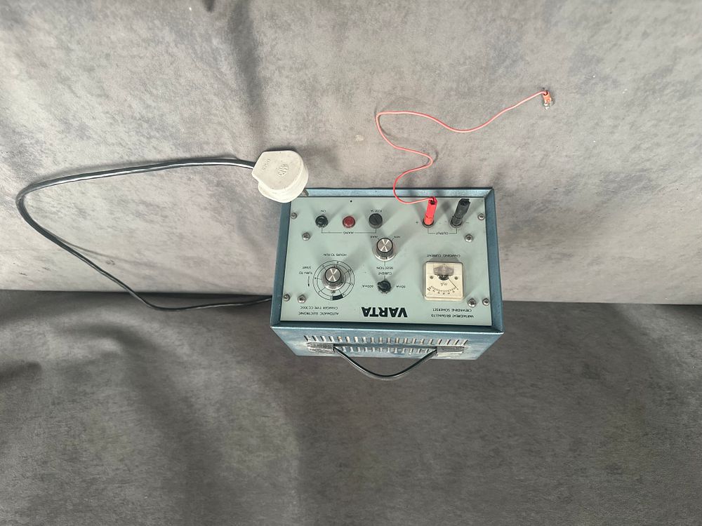 Lot 472: Varta Type CC306C Automatic Electronic Battery Charger