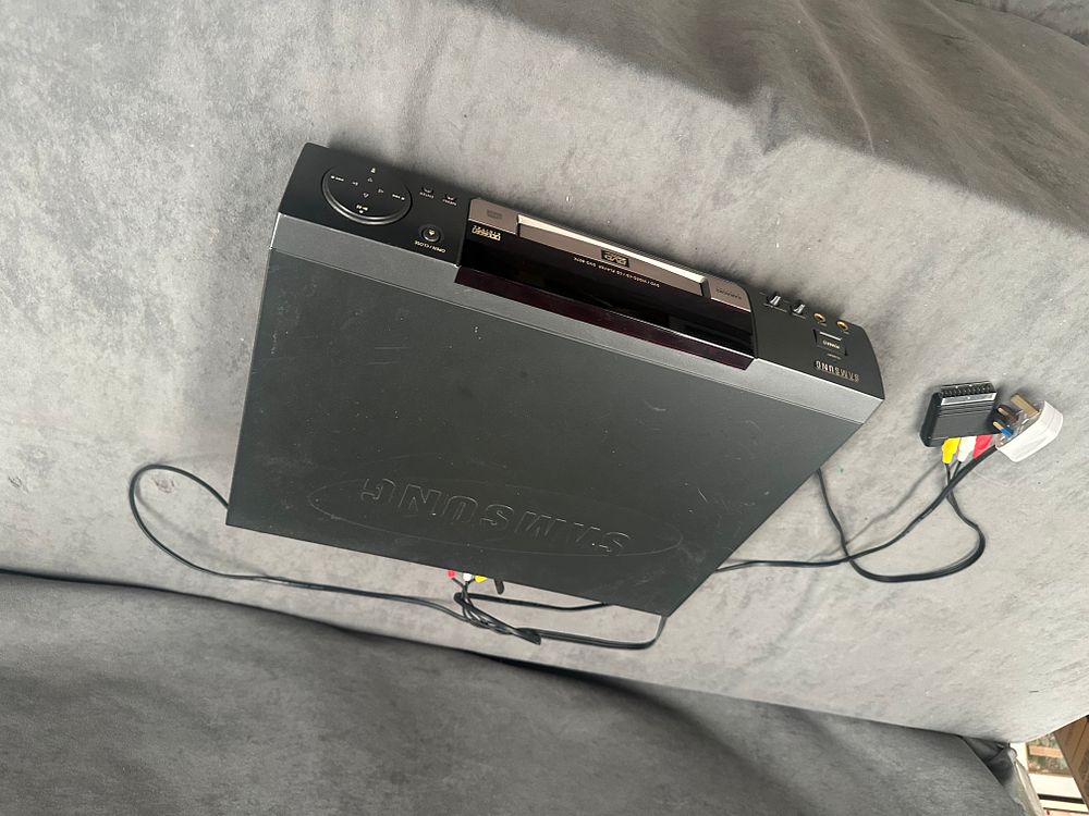Lot 480: Samsung DVD-807K DVD/Video-CD/CD Player with Karaoke Function
