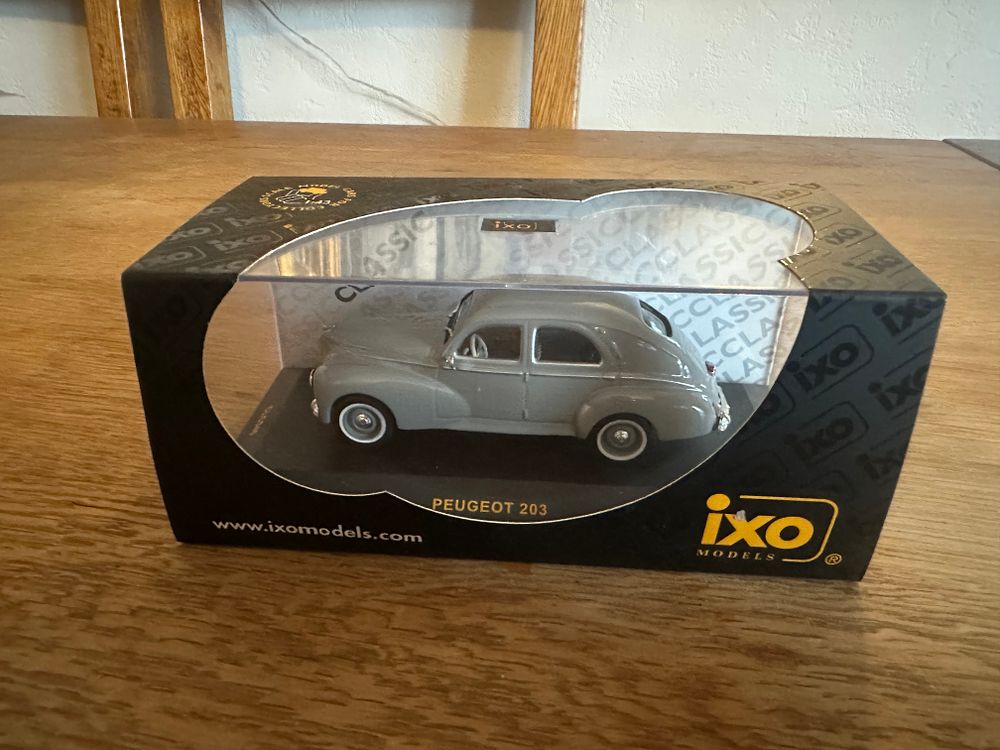 Lot 53: Ixo Models 1:43 Scale Peugeot 203 Saloon