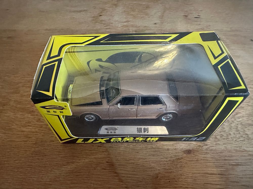 Lot 58: LJX 1:32 Scale Model Rolls-Royce Silver Spur in Original Window Box
